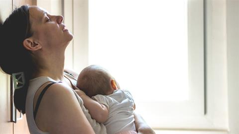 Ως πότε θα επωμίζονται όλα τα βάρη της οικογένειας μόνο οι μαμάδες;